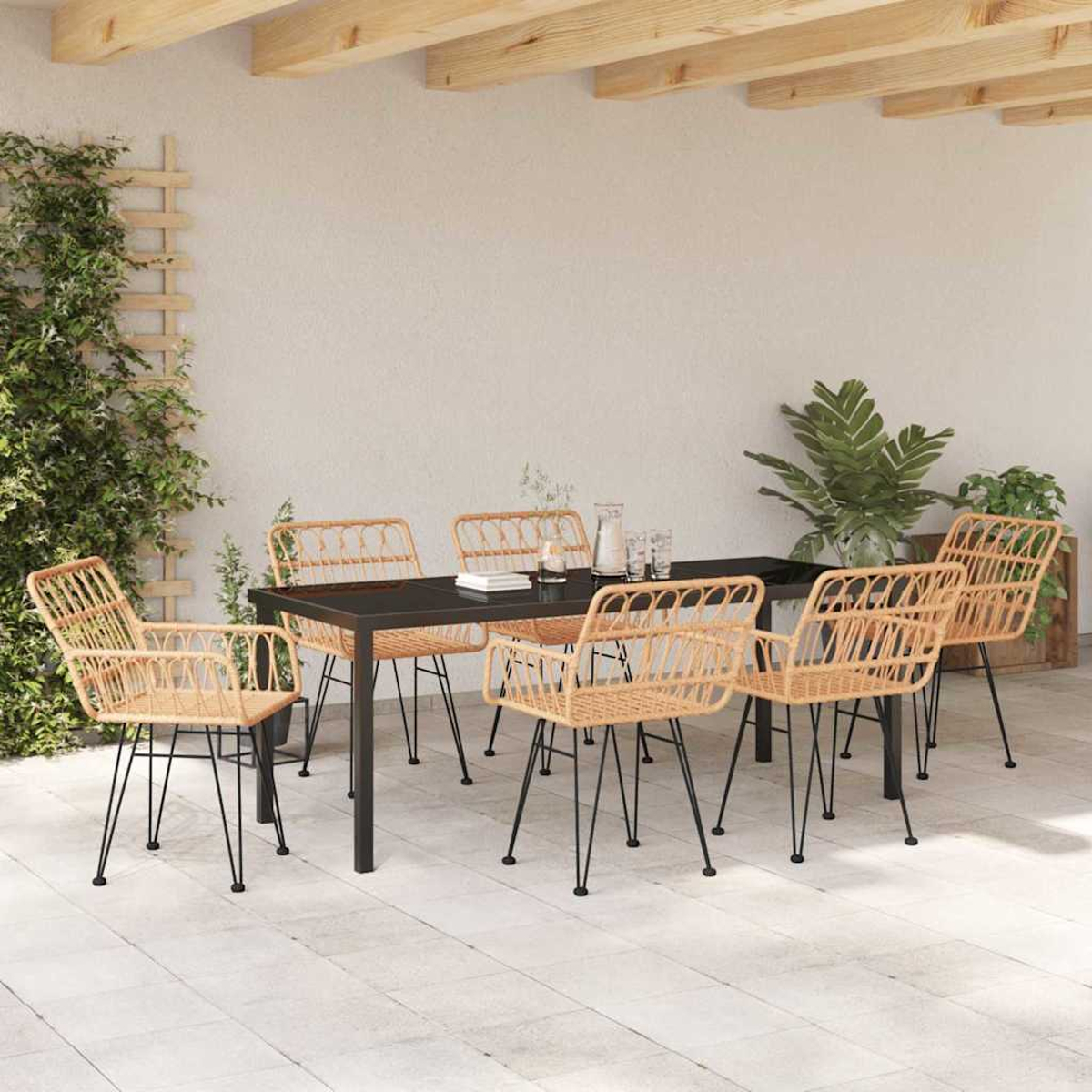 Terrassenmöbel mit schwarzem Tisch, Korbstühlen und Grün. Die Szene befindet sich unter einer Holzbalkenstruktur.