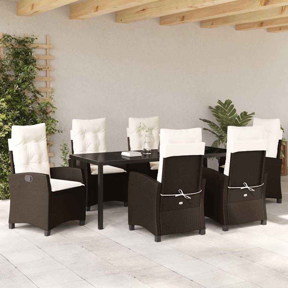 Set da pranzo all'aperto con tavolo scuro e sei sedie marroni con cuscini bianchi. La scena è sotto una struttura di travi in legno.