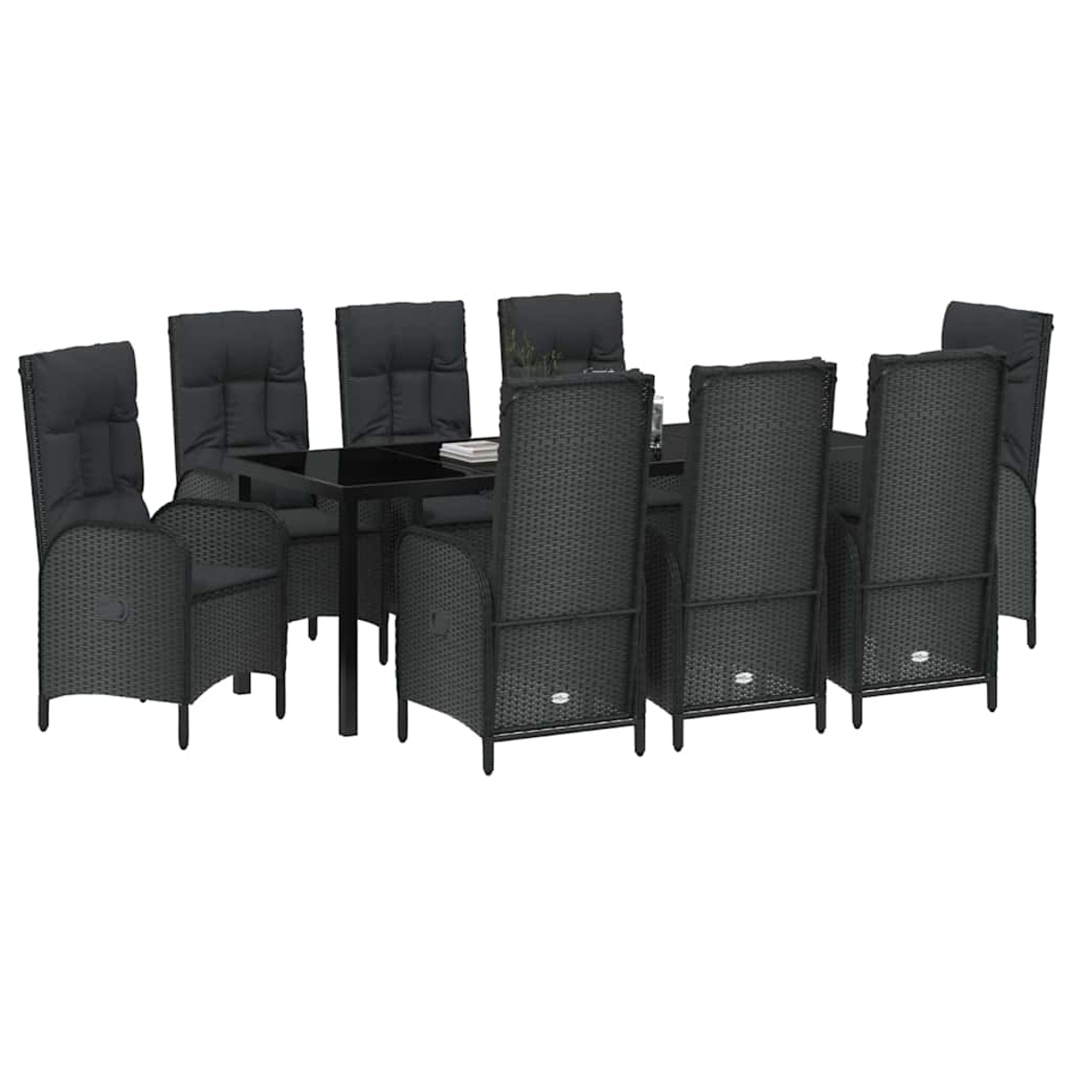 Ein schwarzes Ess-Set für den Außenbereich mit einem rechteckigen Tisch und acht Stühlen. Die Stühle haben Kissen und korbartige Rahmen.