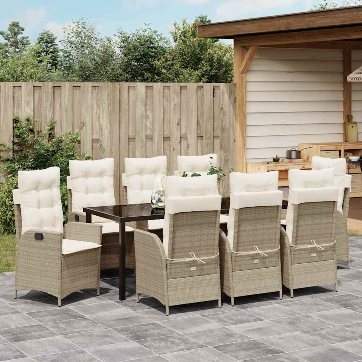 Essgruppe im Freien. Rattan-Stühle mit weißen Kissen umrunden einen schwarzen Tisch. Holzzaun und -struktur im Hintergrund.
