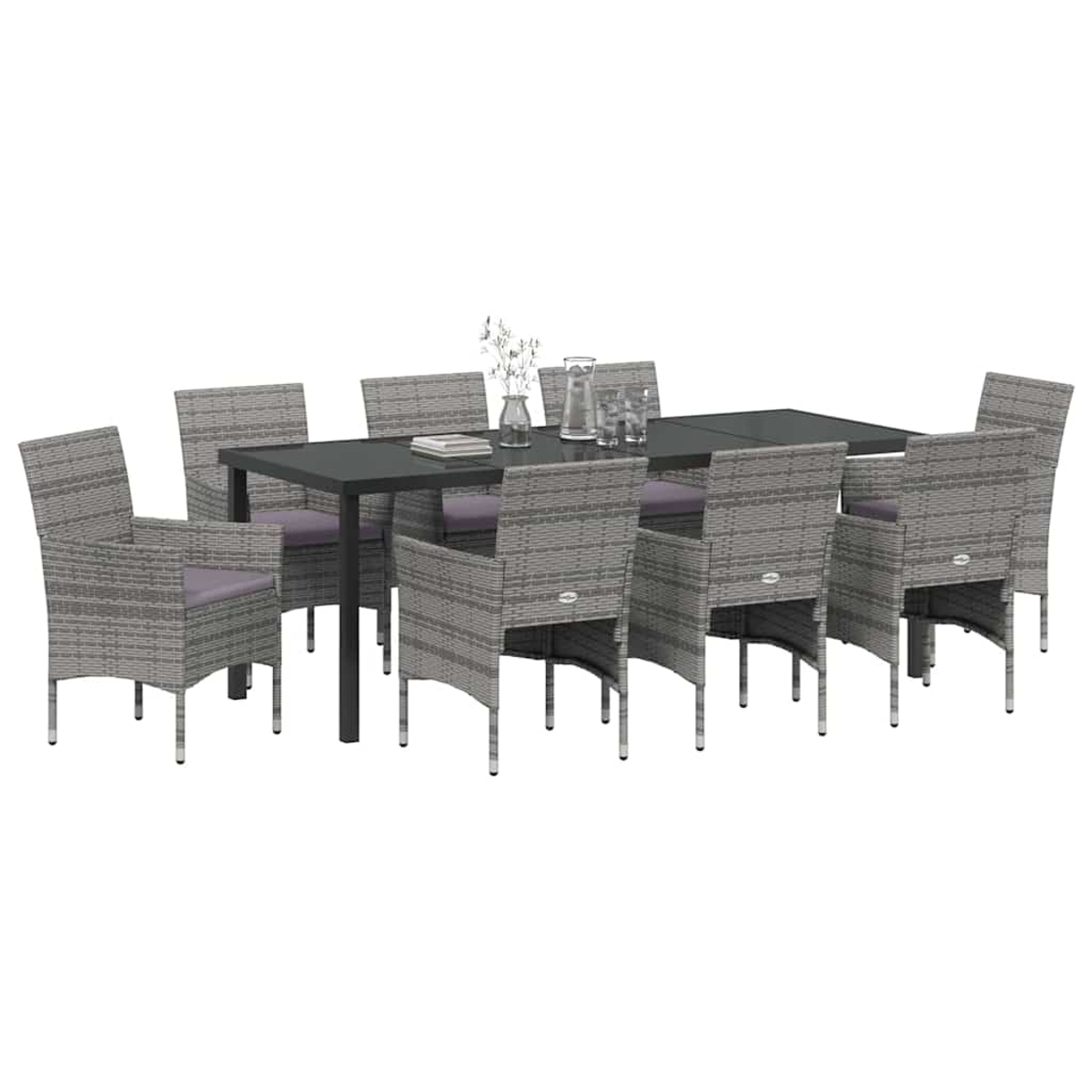 Ein graues Korbmöbel-Esszimmer-Set mit einem rechteckigen Tisch und acht Stühlen. Der Tisch hat eine dunkle Oberseite. Stühle haben lila Kissen.