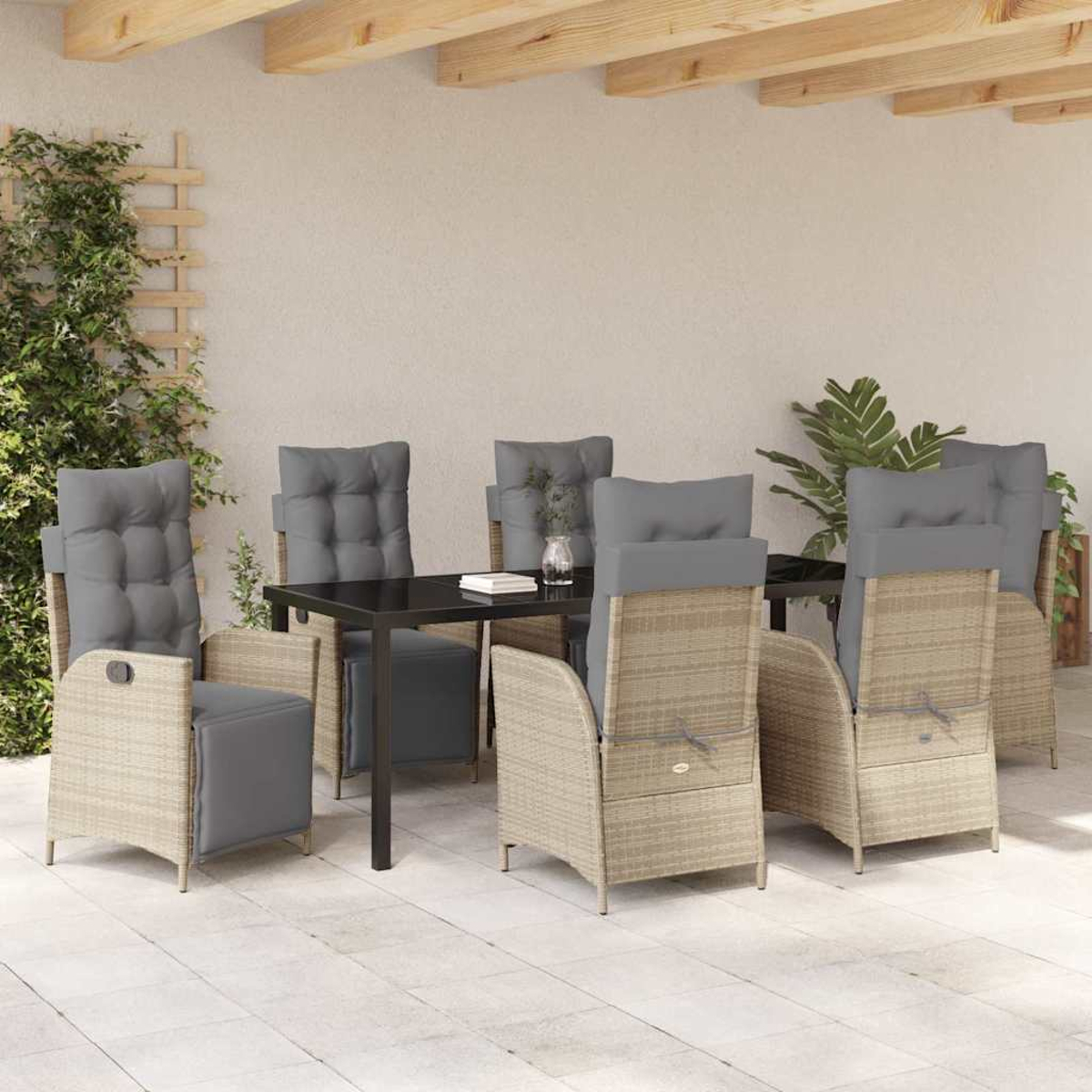 Essgruppe im Freien: Tisch und sechs Stühle mit grauen Kissen. Beige gewebte Stuhlrahmen. Pflanzen im Hintergrund, unter Holzbalken.