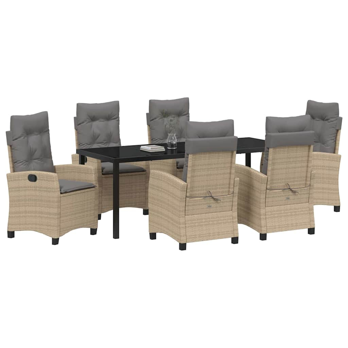 Ein Ess-Set mit einem schwarzen Tisch und sechs beigefarbenen Korbstühlen mit grauen Kissen vor weißem Hintergrund.