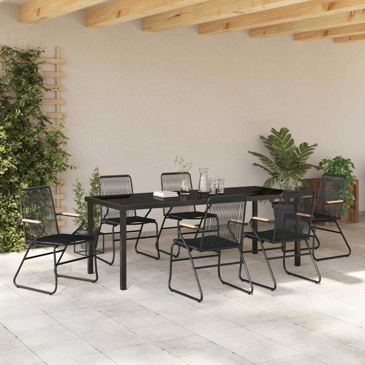 Essgruppe im Freien: schwarzer Tisch, Stühle, Pflanzen und Holzbalken. Die Szene ist hell und luftig, auf einer Terrasse.