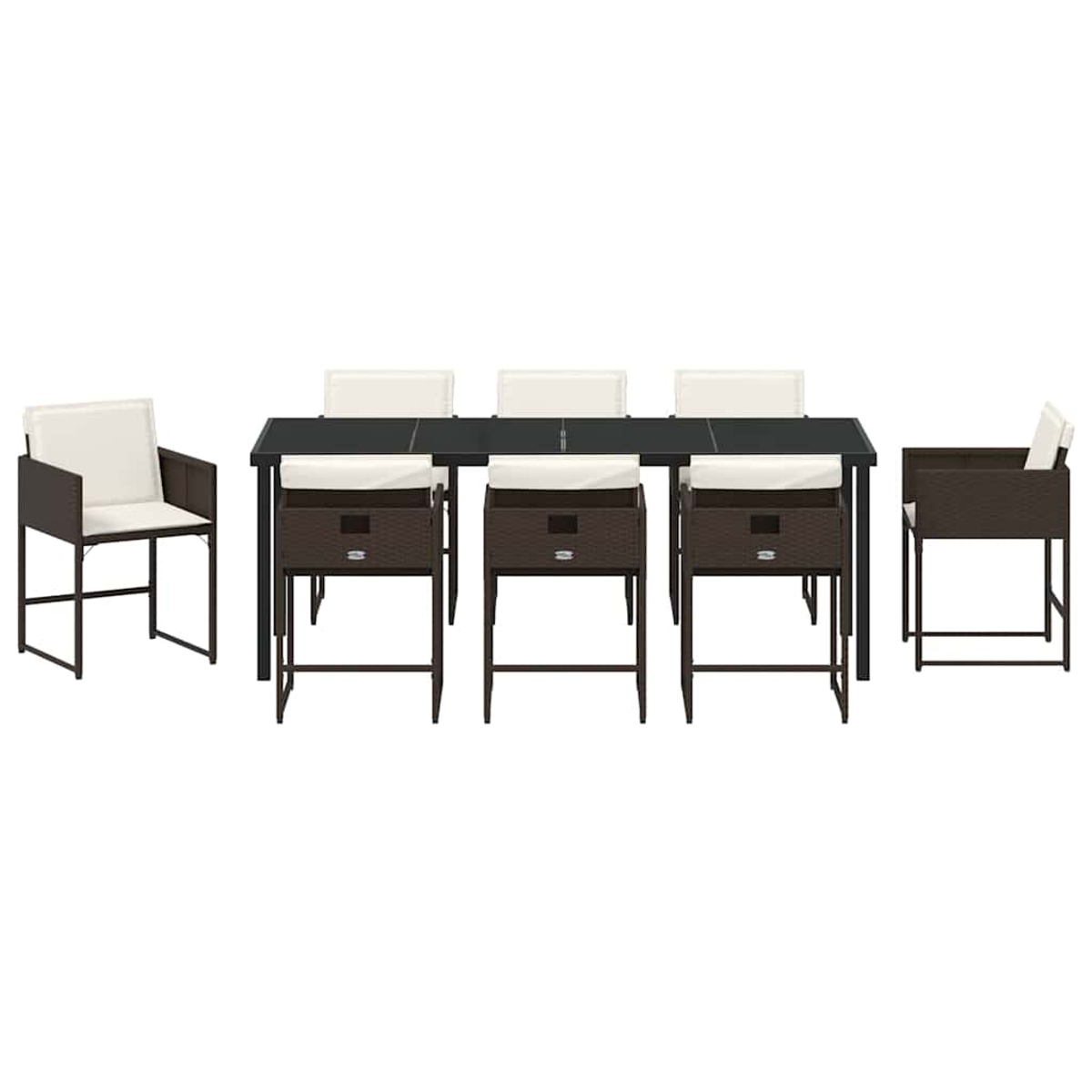 Essgruppe im Freien: dunkler Tisch und Stühle mit weißen Kissen. Braune Korbstühle und schwarze Metallrahmen, vor weißem Hintergrund.