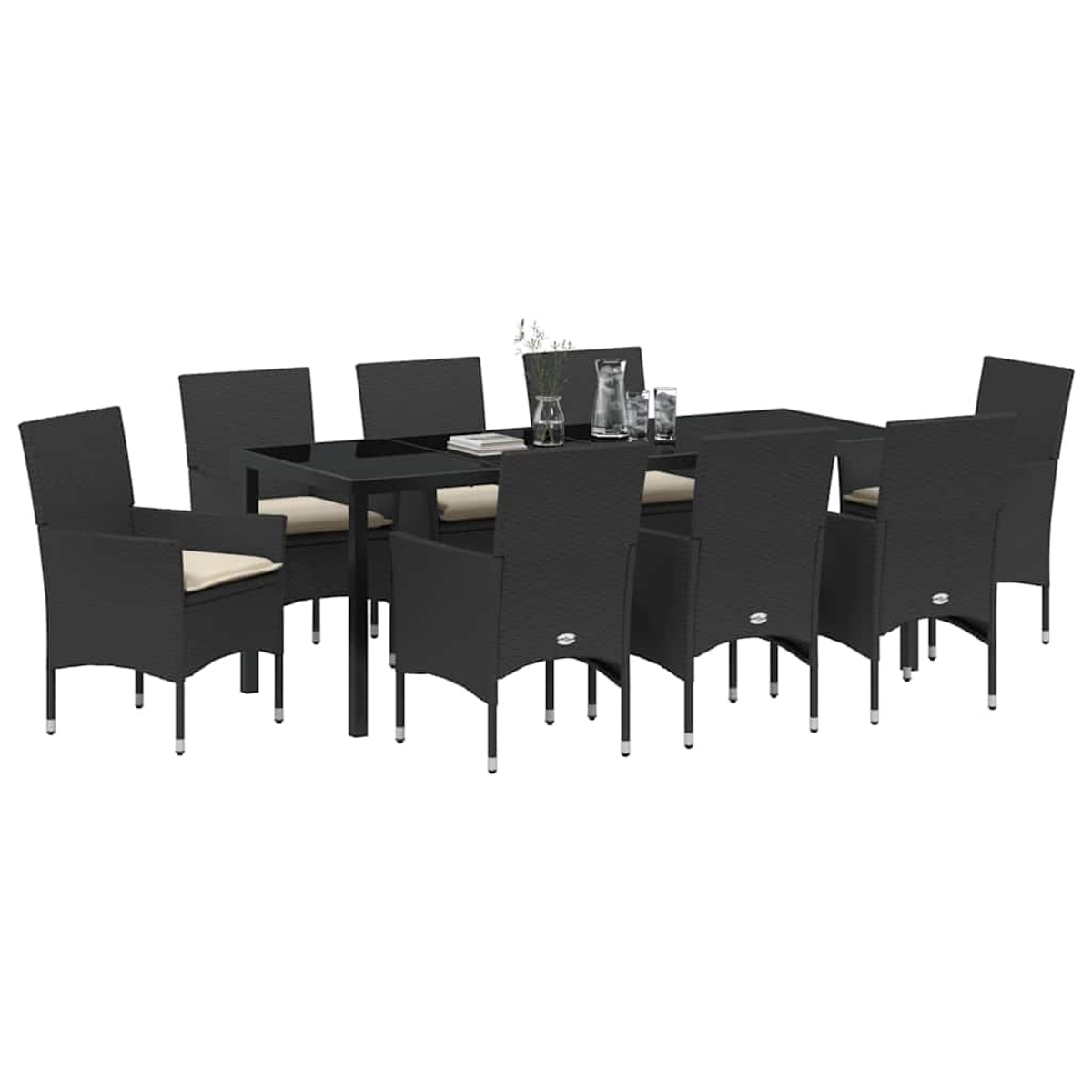 Ein schwarzes Ess-Set für den Außenbereich mit rechteckigem Tisch und acht Stühlen. Beige Kissen auf Stühlen. Glaswaren und Blumen auf dem Tisch.