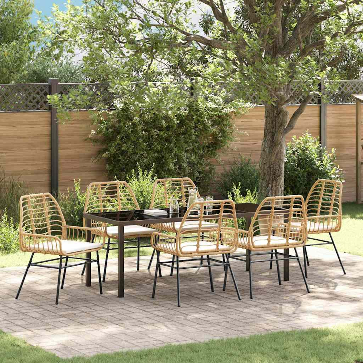 Essgruppe im Freien: ein Tisch mit schwarzer Platte und sechs Korbstühlen mit weißen Kissen, auf einer Terrasse.