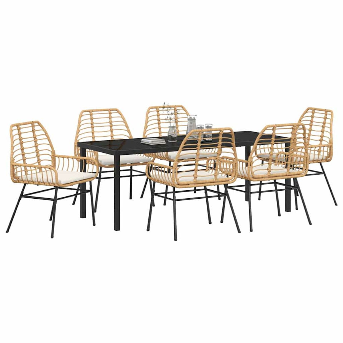 Essgruppe mit schwarzem Tisch und sechs Rattanstühlen mit weißen Kissen. Gläser und Pflanzen stehen auf dem Tisch.