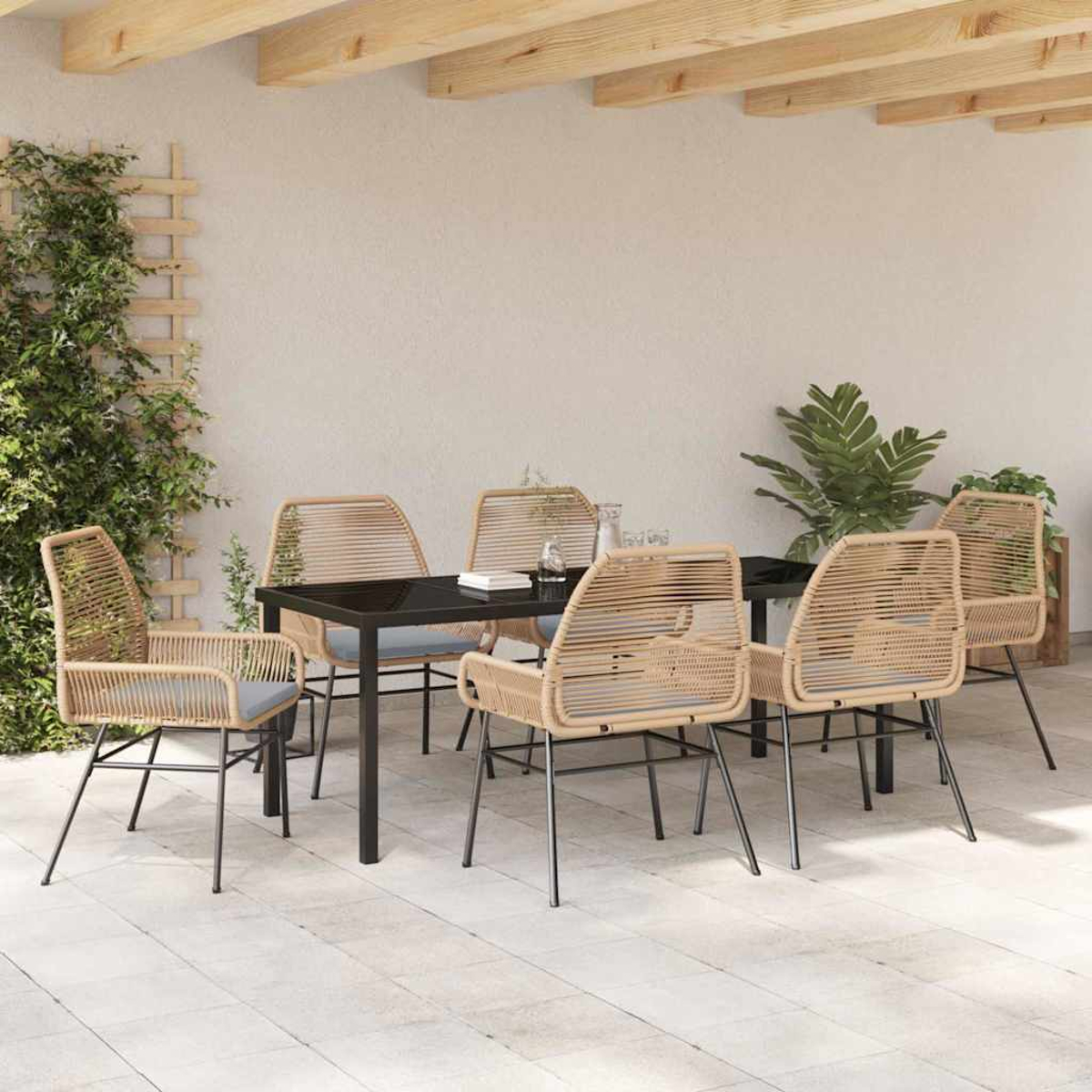 Essgruppe im Freien: schwarzer Tisch, sechs Stühle mit grauen Kissen, Terrasse mit Pflanzen und Holzbalken darüber.