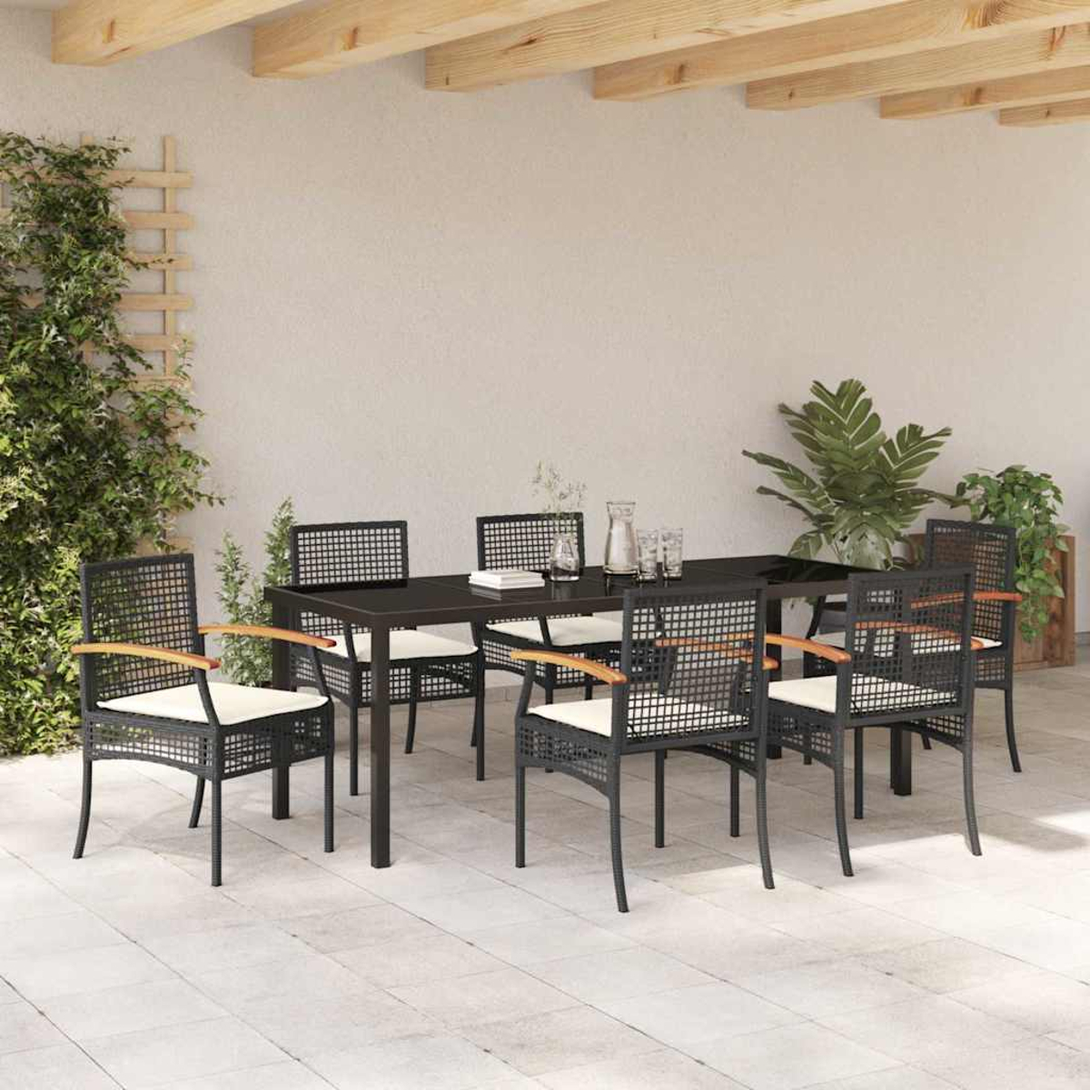 Set da pranzo all'aperto con tavolo nero, sedie, piante e travi in legno. Le sedie hanno cuscini color crema.