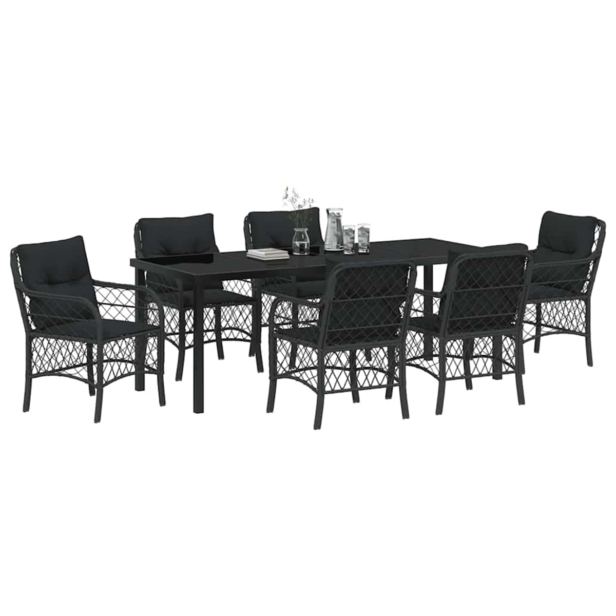 Ein schwarzes Esszimmer-Set für den Außenbereich mit Tisch, sechs Stühlen, Kissen und etwas Zubehör auf dem Tisch. Weißer Hintergrund.