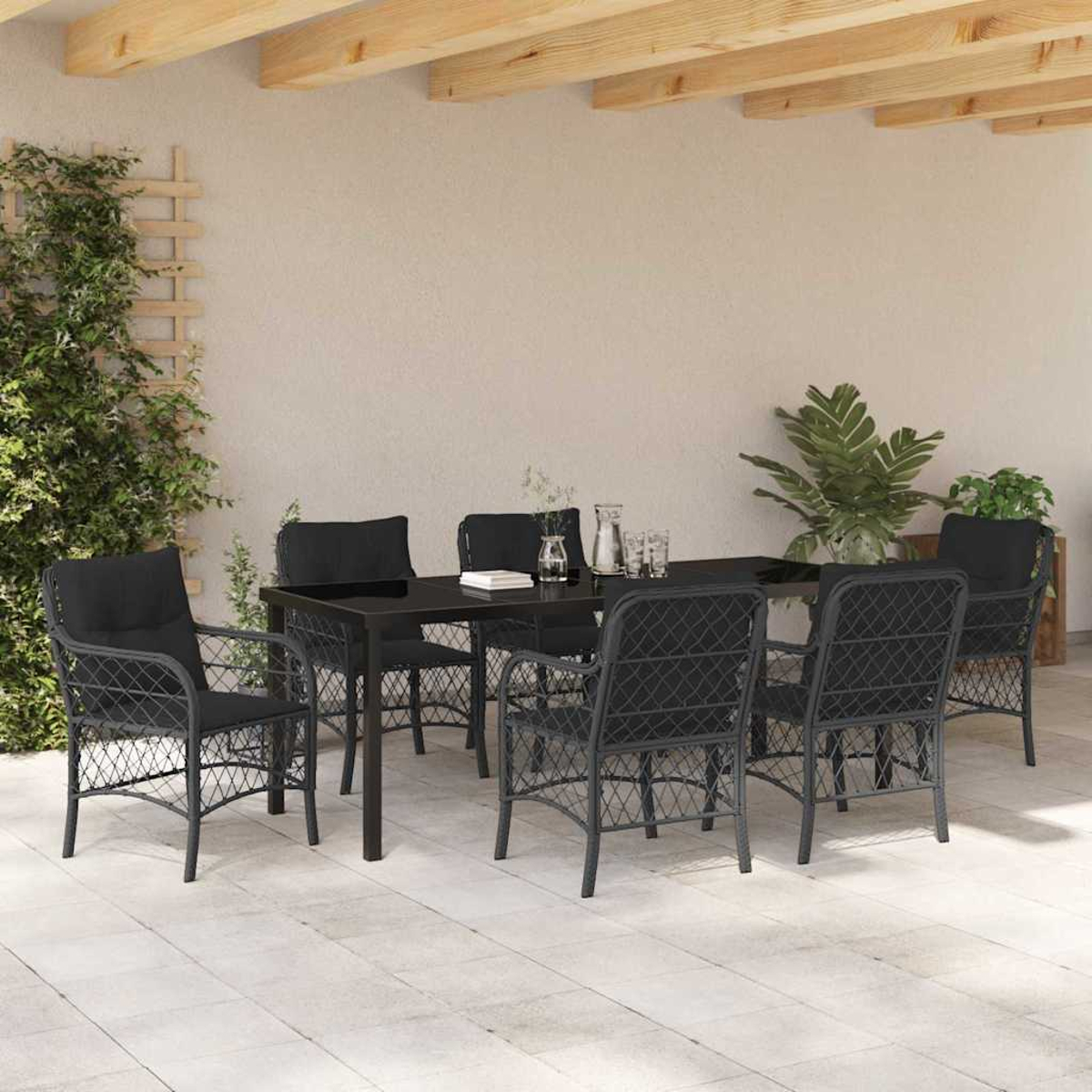 Garten-Set mit schwarzem Tisch und Stühlen. Pflanzen und ein Spalier links. Überkopf-Holzbalken.