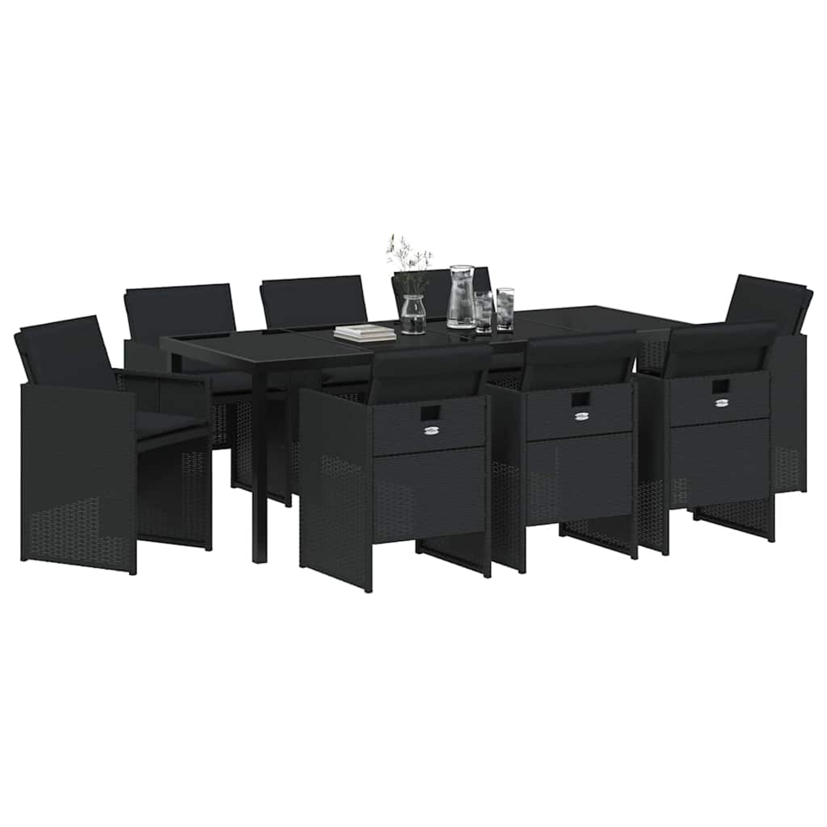 Ein schwarzes Rattan-Ess-Set für den Außenbereich mit einem rechteckigen Tisch, acht Stühlen und einem Glas Wasser.