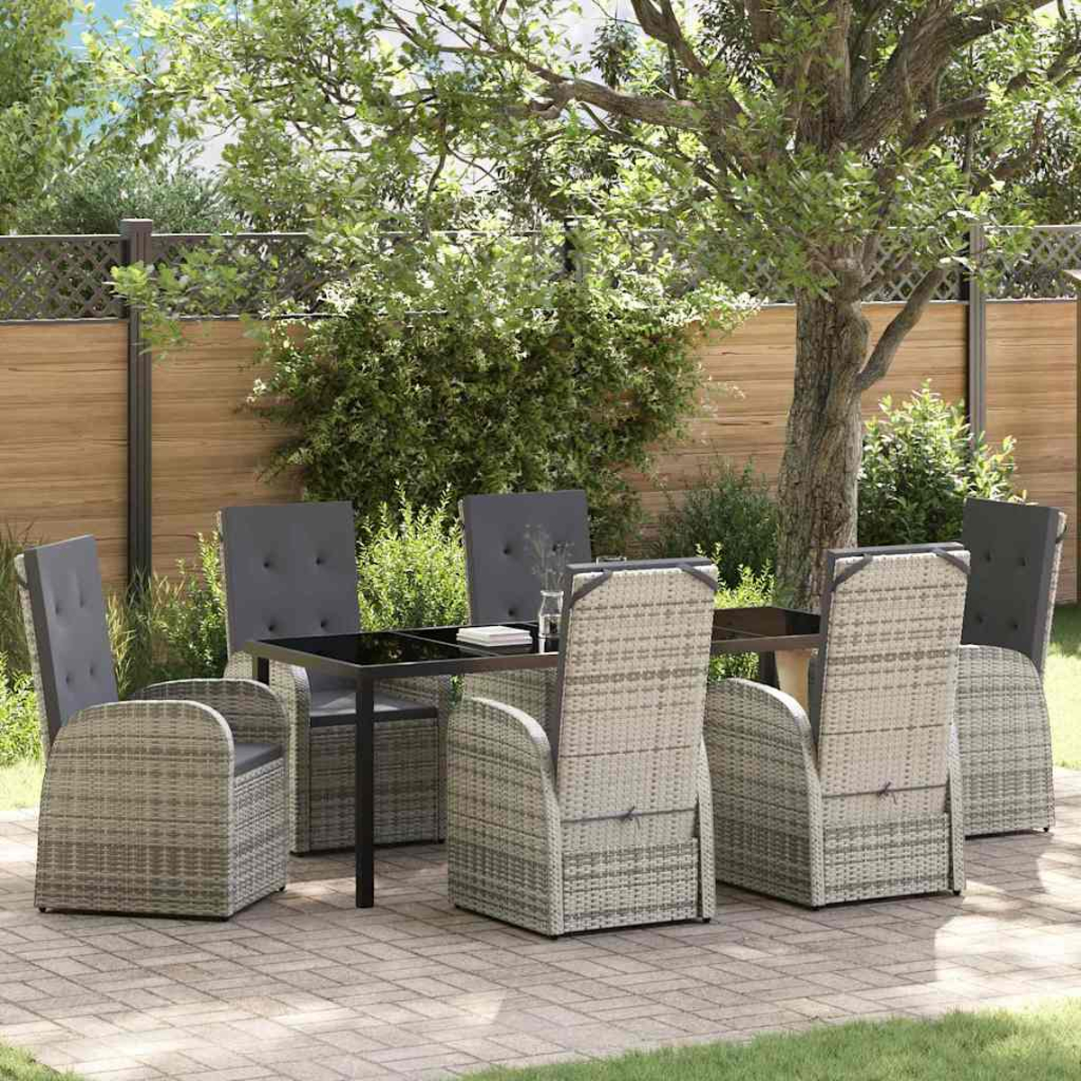 Gartengarnitur: Tisch mit Glasplatte und sechs Stühlen auf einer Terrasse, umgeben von Zaun, Bäumen und Grün.