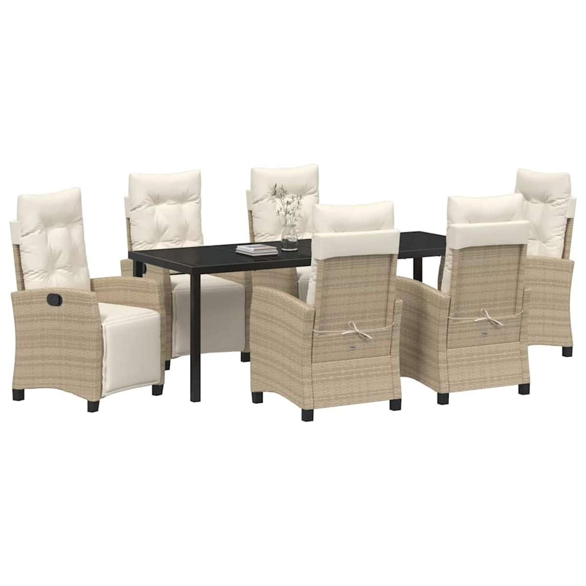 Un juego de comedor con una mesa negra y seis sillas de mimbre beige con cojines blancos. Un jarrón con flores está sobre la mesa.