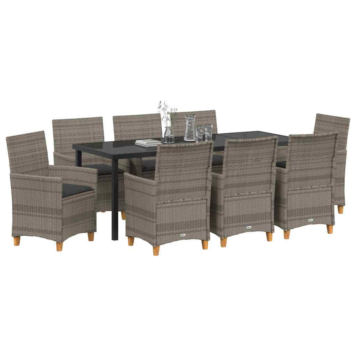 Ein graues Ess-Set aus Rattan mit schwarzem Tisch und acht Stühlen. Auf dem Tisch stehen ein Glaskrug und Gläser.