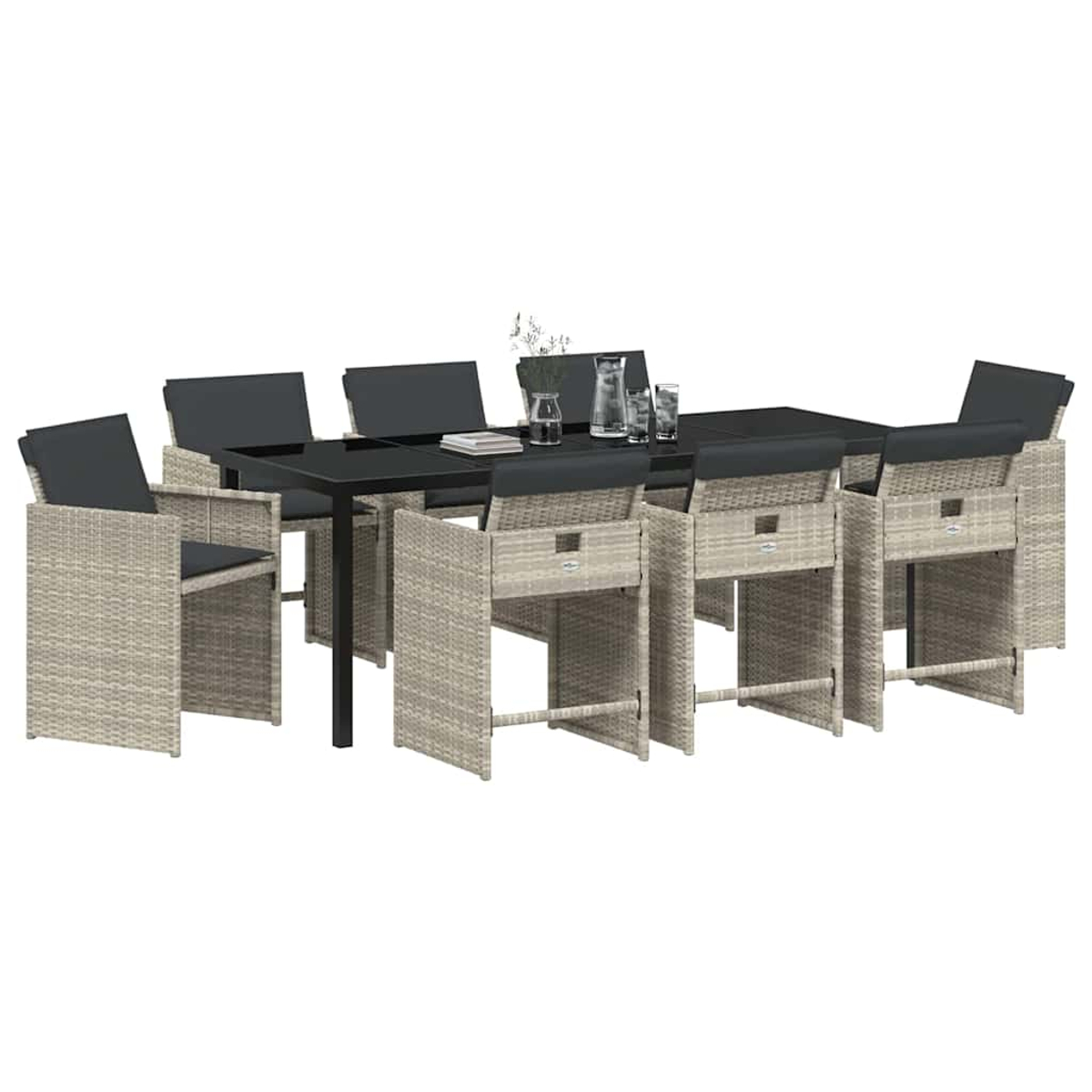 Ein Ess-Set mit einem dunklen Tisch, acht Korbstühlen mit schwarzen Kissen und einer Glasplatte. Weißer Hintergrund.
