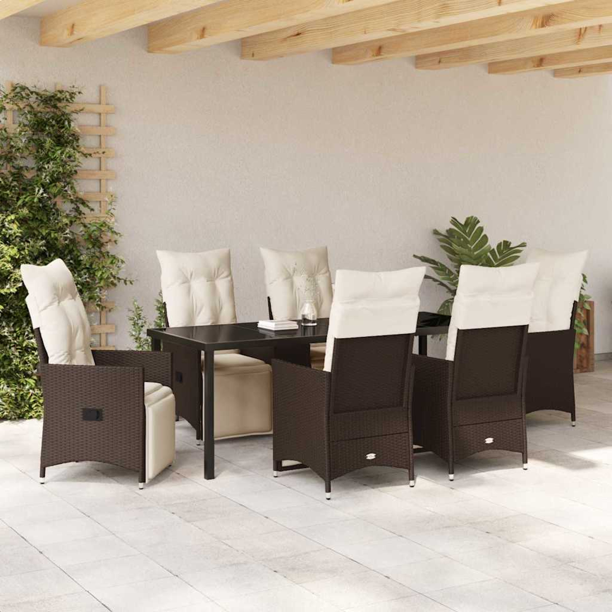 Essgruppe im Freien mit schwarzem Tisch, sechs braunen Stühlen mit cremefarbenen Kissen. Grüne Pflanzen und Holzbalken im Hintergrund.