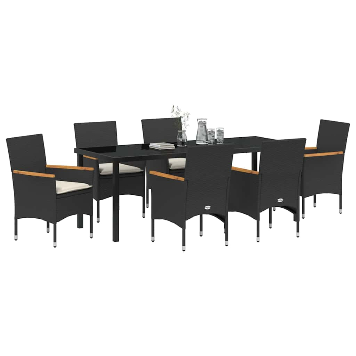 Ein schwarzes Ess-Set für den Außenbereich mit einem rechteckigen Tisch und sechs Stühlen. Die Stühle haben helle Kissen und Holzarmlehnen. Gläser auf dem Tisch.
