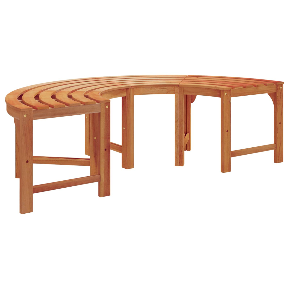 Eine gebogene Holzbank mit Lattenrost. Sie besteht aus hellbraunem Holz und steht vor einem weißen Hintergrund.