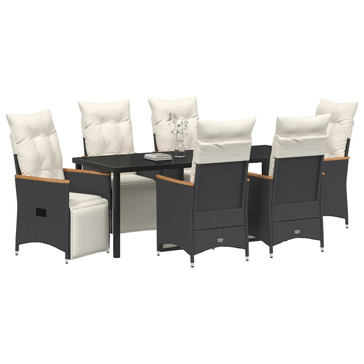 Ein Esstisch-Set mit schwarzem Tisch und sechs Stühlen. Stühle haben schwarze Korbflechtrahmen, cremefarbene Kissen und Holzarmlehnen.