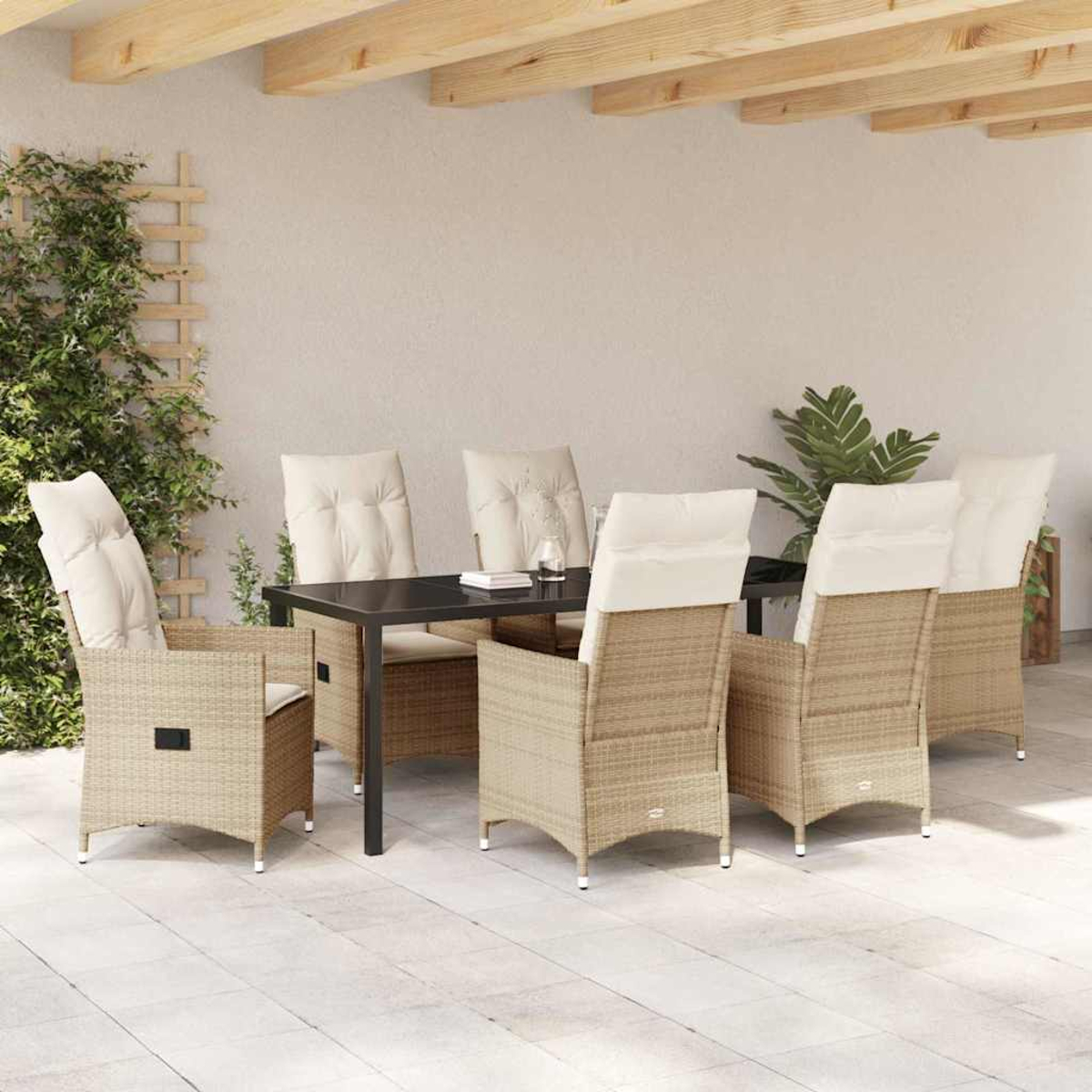 Garten-Essgruppe mit sechs Rattanstühlen und einem schwarzen Tisch auf einer gefliesten Terrasse, mit Pflanzen und Holzbalkendecke.