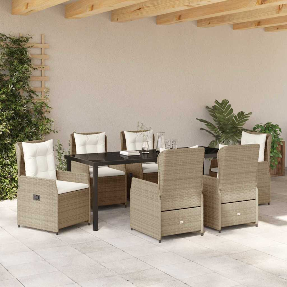 Essgruppe im Freien mit sechs Rattanstühlen, einem schwarzen Tisch und weißen Kissen. Im Hintergrund eine grüne Pflanze und Holzbalken.