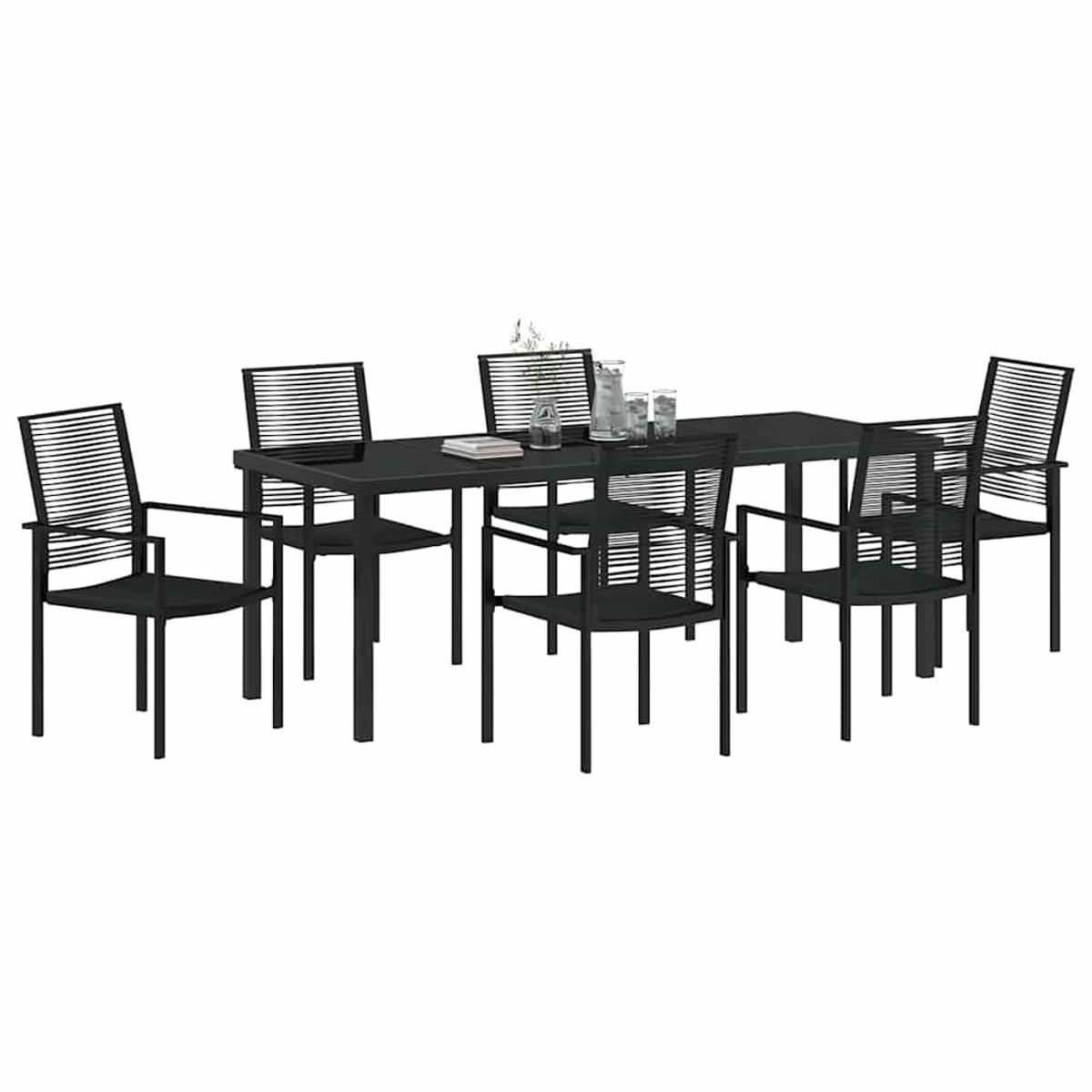 Ein schwarzes Ess-Set für den Außenbereich mit einem rechteckigen Tisch und sechs passenden Stühlen. Gläser und eine kleine Pflanze stehen auf dem Tisch.