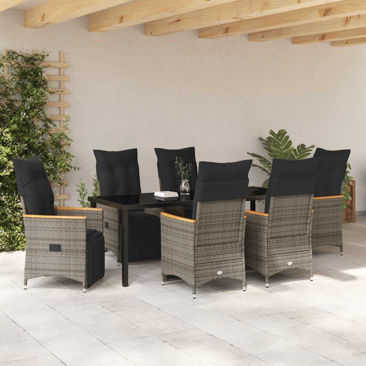 Garten-Essgruppe mit sechs Stühlen um einen schwarzen Tisch. Stühle haben schwarze Kissen und graue gewebte Rücken. Die Szene ist im Freien.
