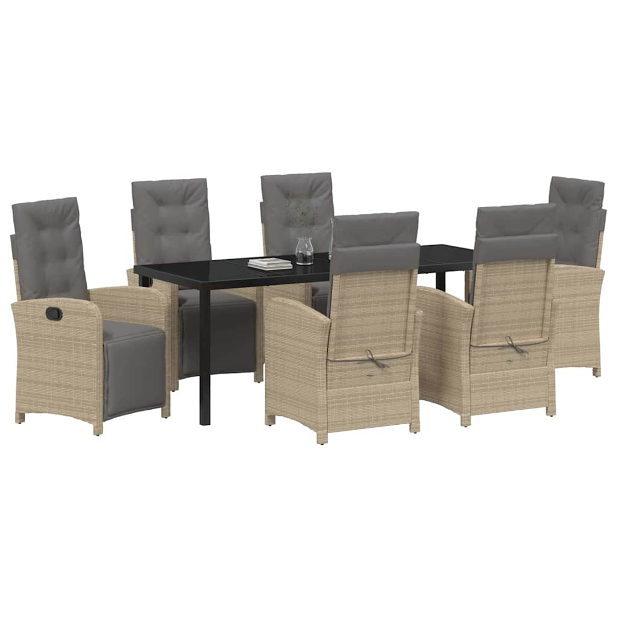 Ein Esszimmerset für den Außenbereich. Es umfasst einen schwarzen Tisch und sechs Korbstühle mit grauen Kissen. Auf dem Tisch steht eine Glasflasche.