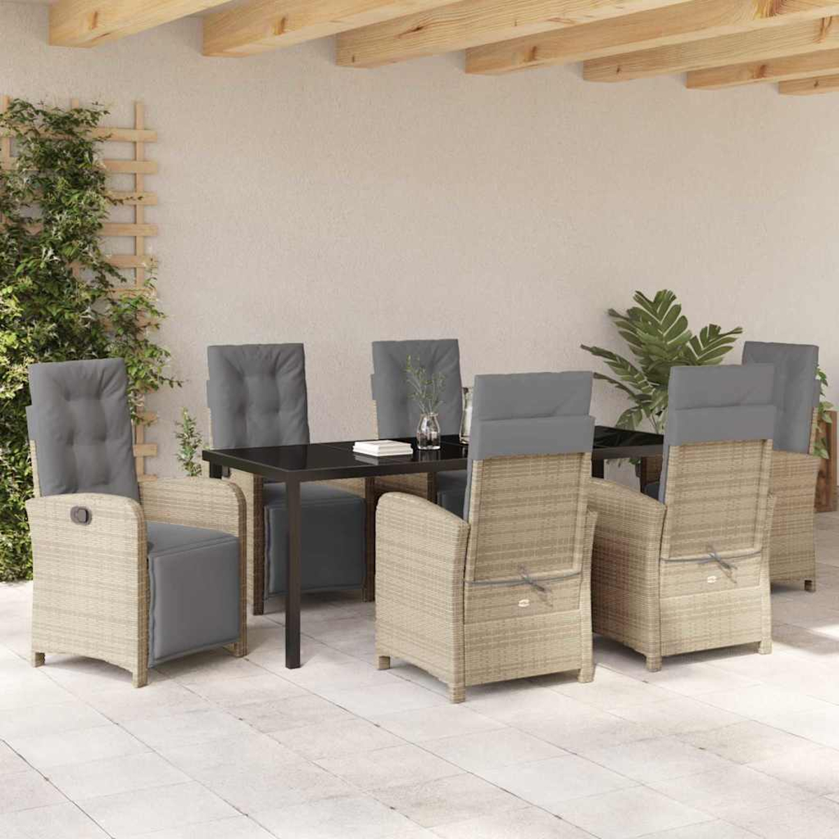 Essgruppe im Freien. Ein schwarzer Tisch mit sechs Stühlen. Beige Korbstühle mit grauen Kissen. Pflanzen und Holzbalken sichtbar.