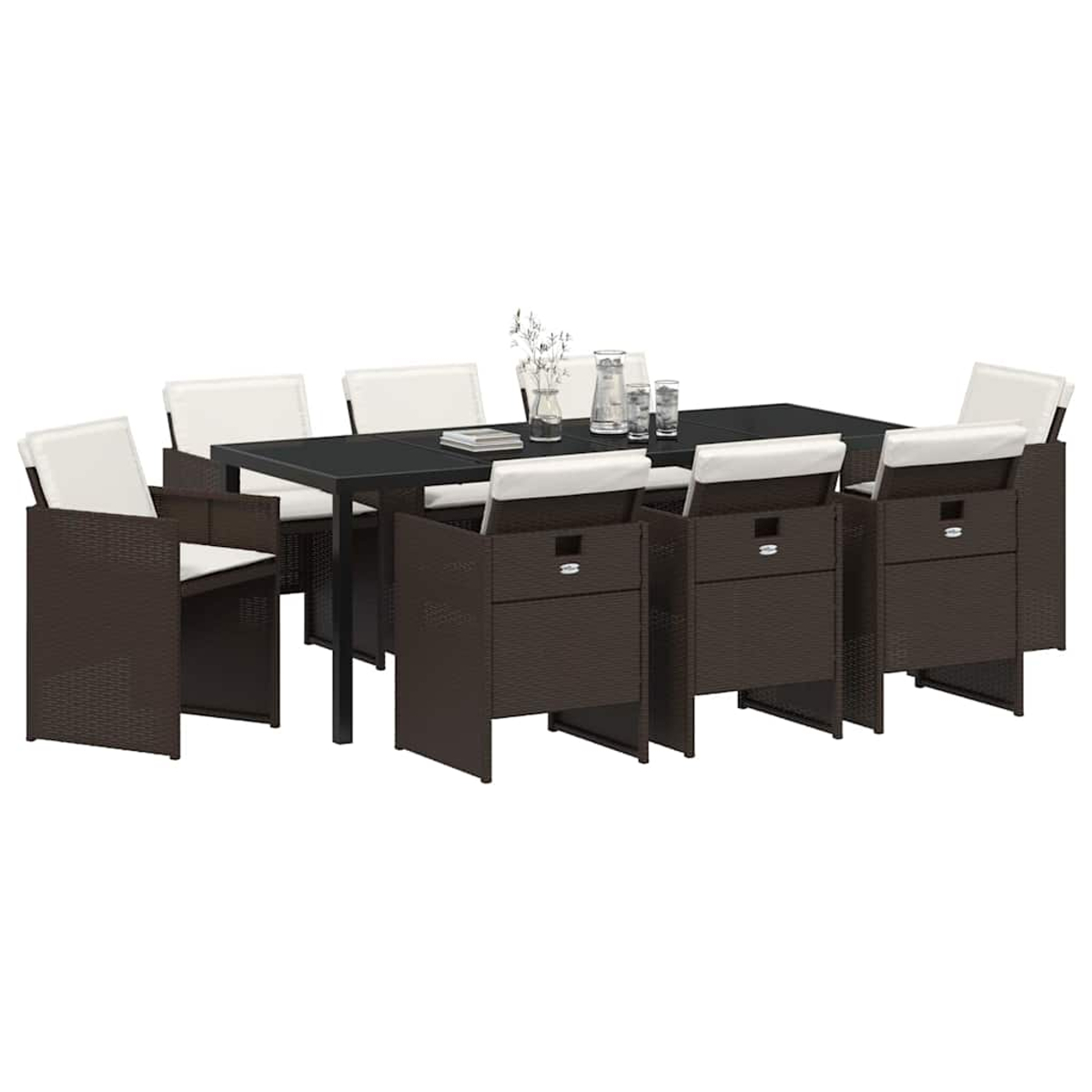 Ein braunes Outdoor-Ess-Set aus Korbgeflecht mit einem dunklen Tisch, weißen Kissen und Gläsern auf dem Tisch.