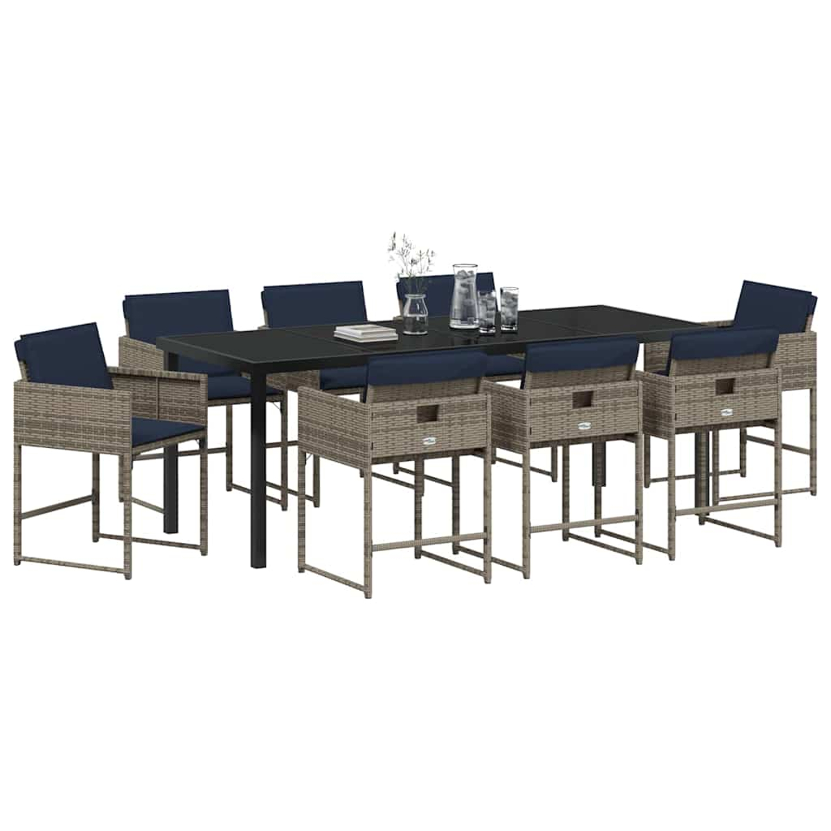Ein Ess-Set mit einem rechteckigen schwarzen Tisch, acht Korbstühlen mit blauen Kissen und ein paar Gläsern und einer Vase.