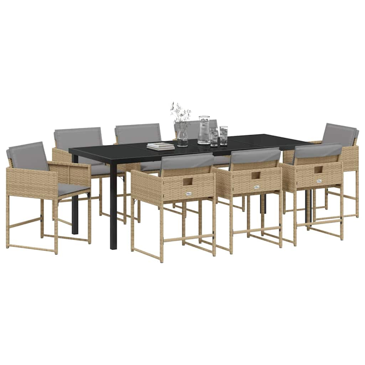 Ein Ess-Set mit einem schwarzen Tisch und acht beigefarbenen Korbstühlen mit grauen Kissen. Gläser und eine Vase auf dem Tisch.