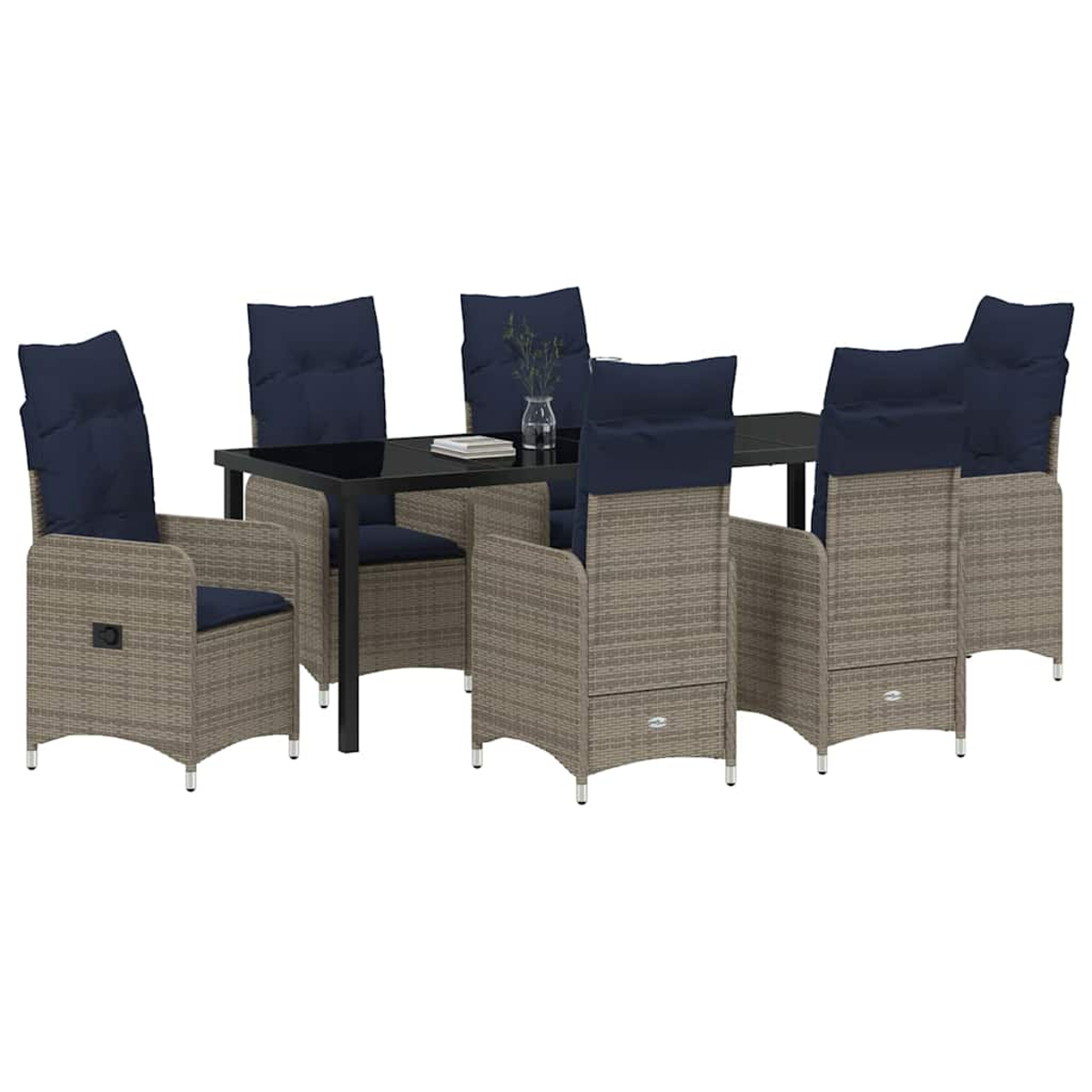 Ein Esstisch-Set mit schwarzem Tisch und sechs Stühlen. Stühle sind aus Korbgeflecht mit blauen Kissen. Eine Vase und Bücher stehen auf dem Tisch.
