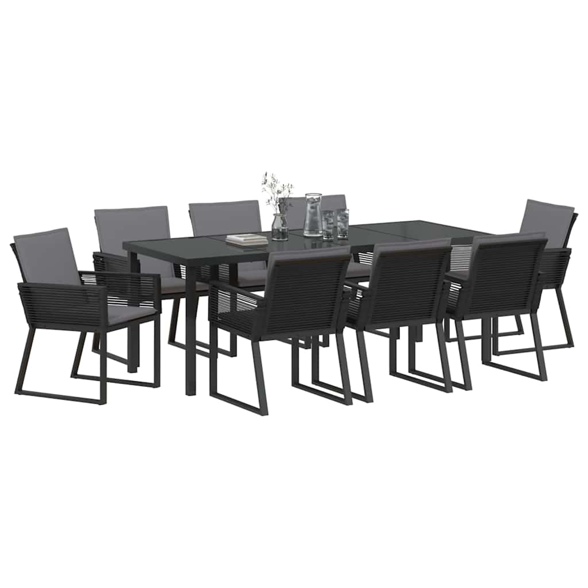 Ein modernes Esszimmerset für den Außenbereich. Es hat einen rechteckigen schwarzen Tisch mit zehn schwarzen Stühlen mit grauen Kissen. Auf dem Tisch stehen Gläser und eine Vase.