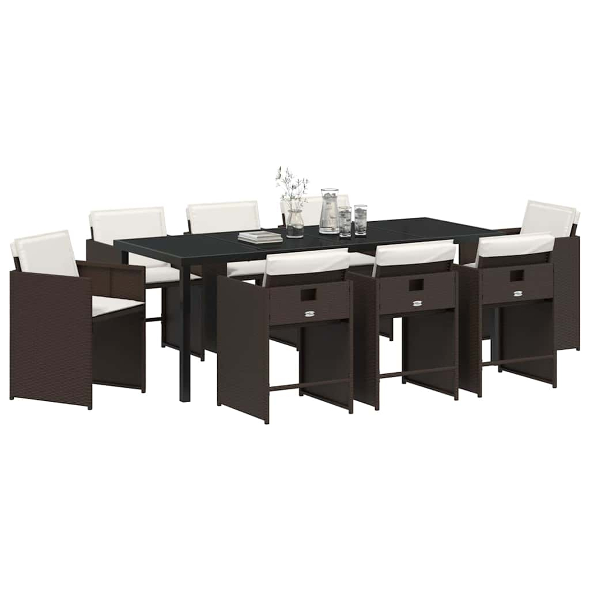Ein dunkelbraunes Ess-Set für den Außenbereich mit acht Stühlen und einem rechteckigen Tisch, weißen Kissen und Glaswaren.