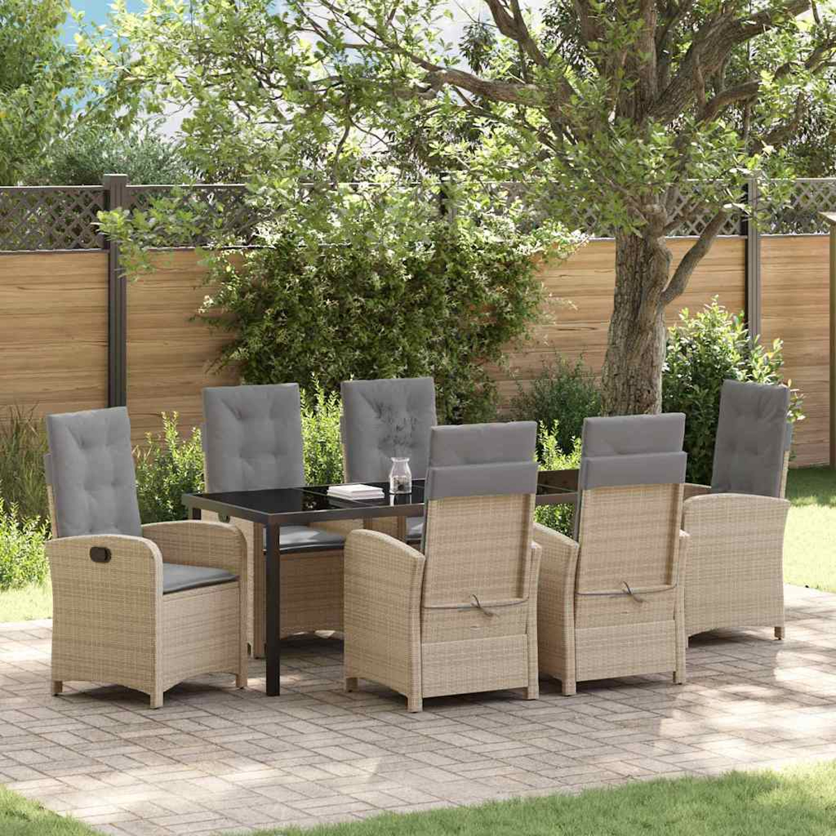 Essgruppe im Freien mit schwarzem Tisch, sechs Stühlen mit grauen Kissen, auf einer Terrasse, mit Bäumen und Holzzaun.
