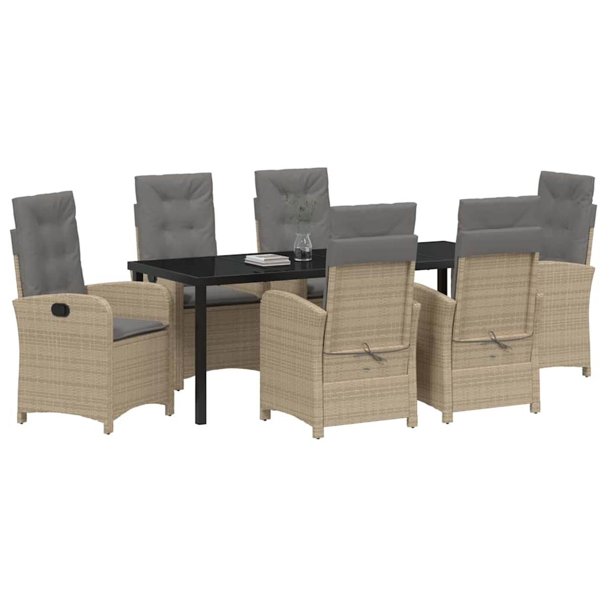 Essgruppe im Freien: schwarzer Tisch, sechs Korbstühle mit grauen Kissen. Eine Vase und Bücher stehen auf dem Tisch.