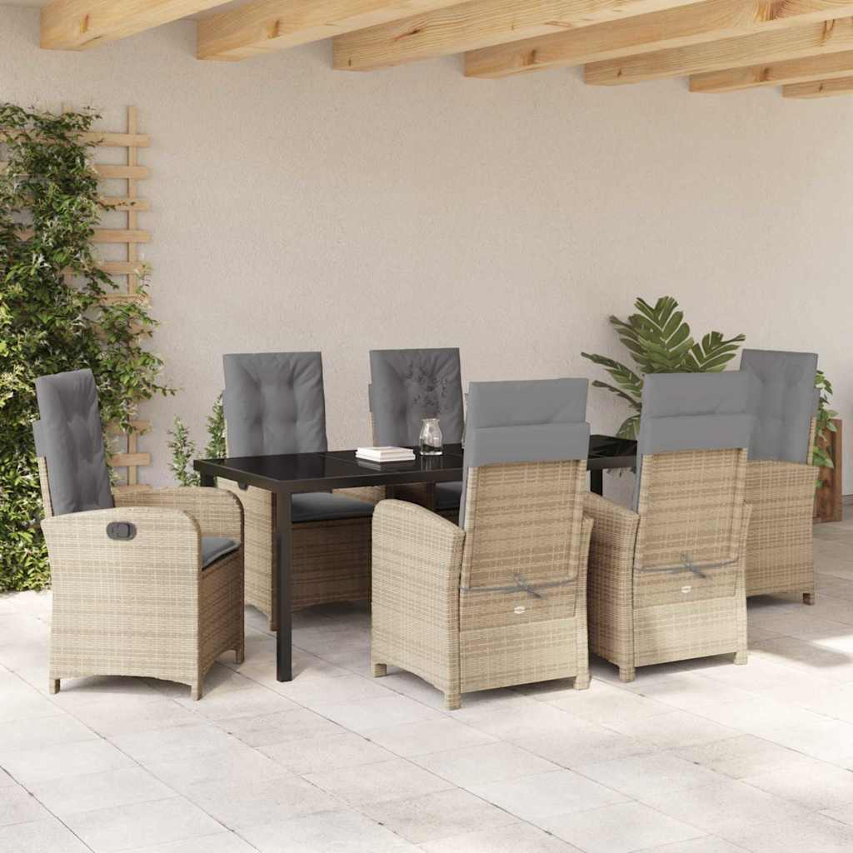 Essgruppe im Freien mit sechs Stühlen, grauen Kissen und einem schwarzen Tisch. Die Szene spielt auf einer Terrasse mit Pflanzen und Holzbalken.