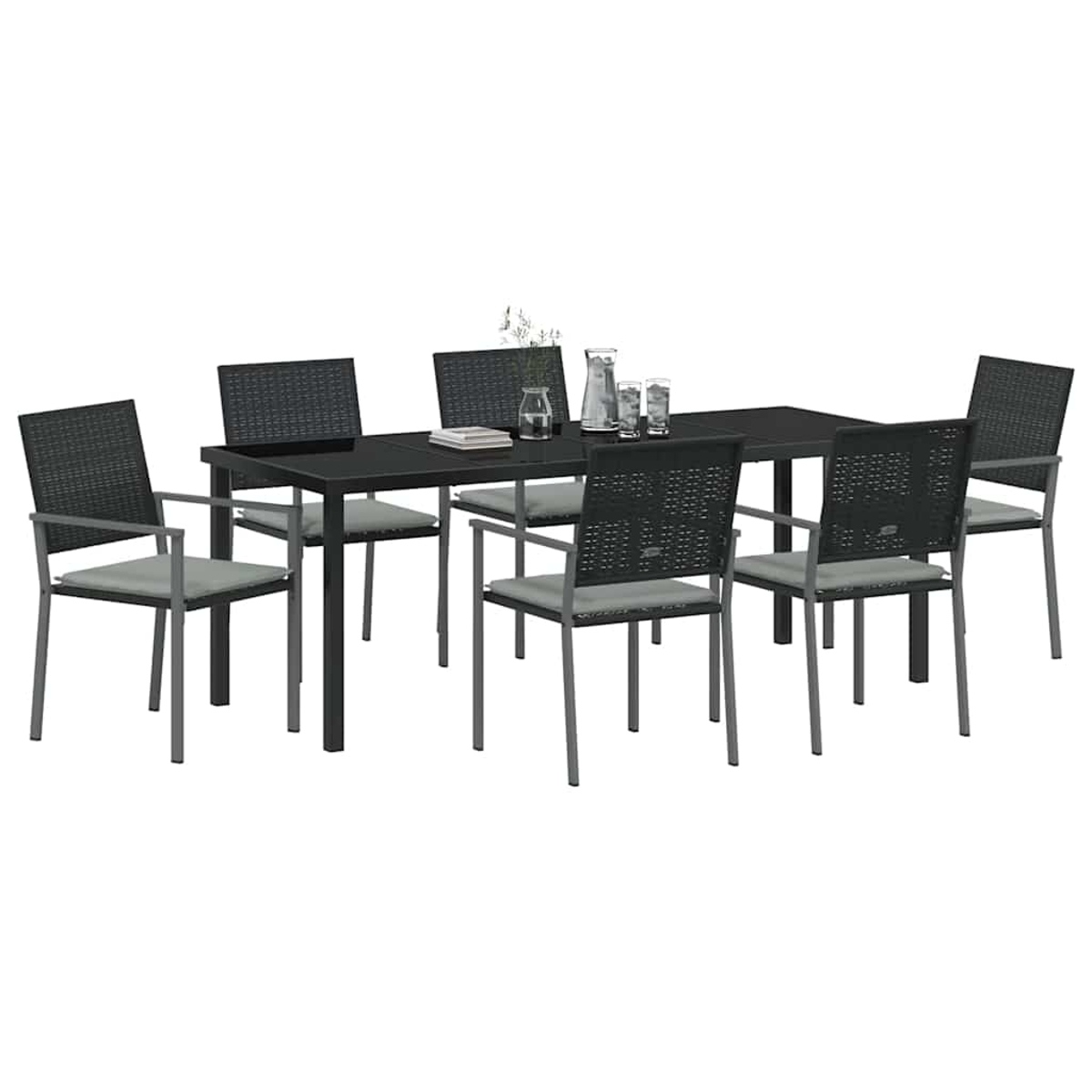 Ein schwarzes Ess-Set für den Außenbereich mit Tisch und sechs Stühlen. Die Stühle haben graue Kissen. Auf dem Tisch stehen ein Krug und Gläser.