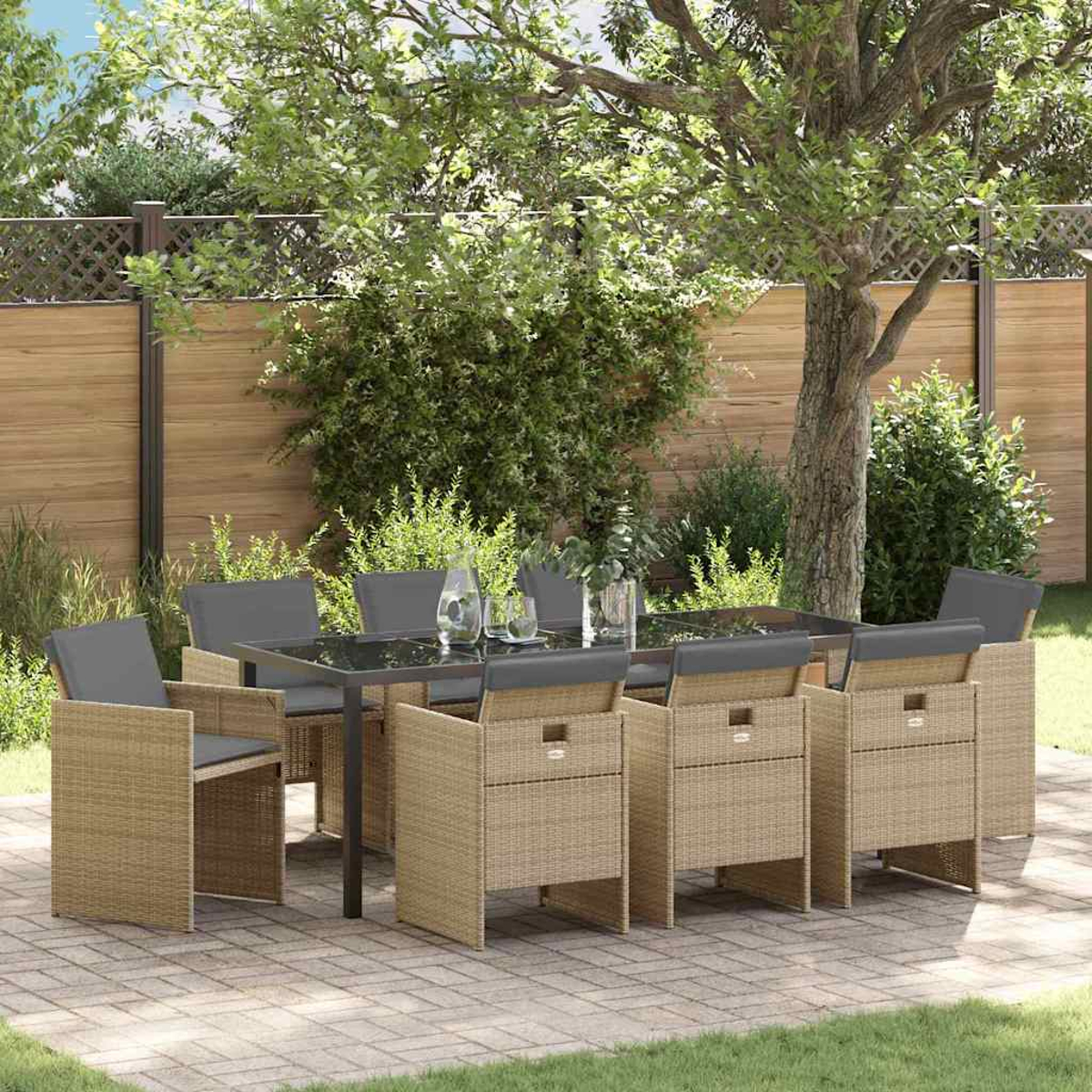 Outdoor-Essgruppe mit Korbstühlen und Glastisch auf einer Terrasse.