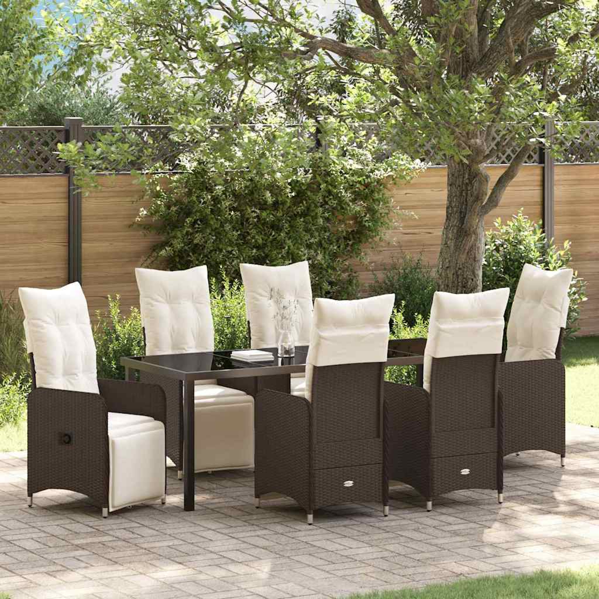 Gartenset mit sechs Stühlen und einem Tisch. Stühle haben cremefarbene Kissen. Das Set steht auf einer Ziegelterrasse, im Hintergrund ein Zaun und Bäume.