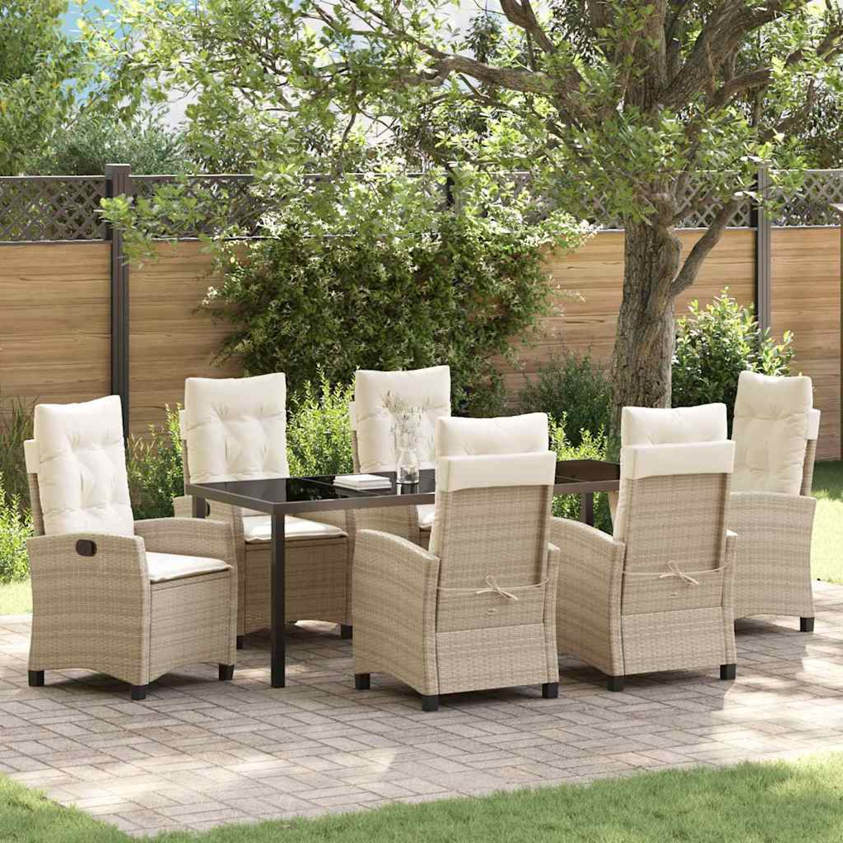 Set da pranzo all'aperto con sei sedie in vimini beige e un tavolo nero. L'ambientazione è un patio con una staccionata in legno e un albero.