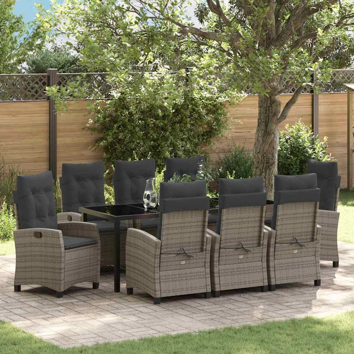 Garten-Essgruppe mit acht Stühlen mit grauen Kissen um einen Tisch mit Glasplatte auf einer Ziegelterrasse, Bäume im Hintergrund.