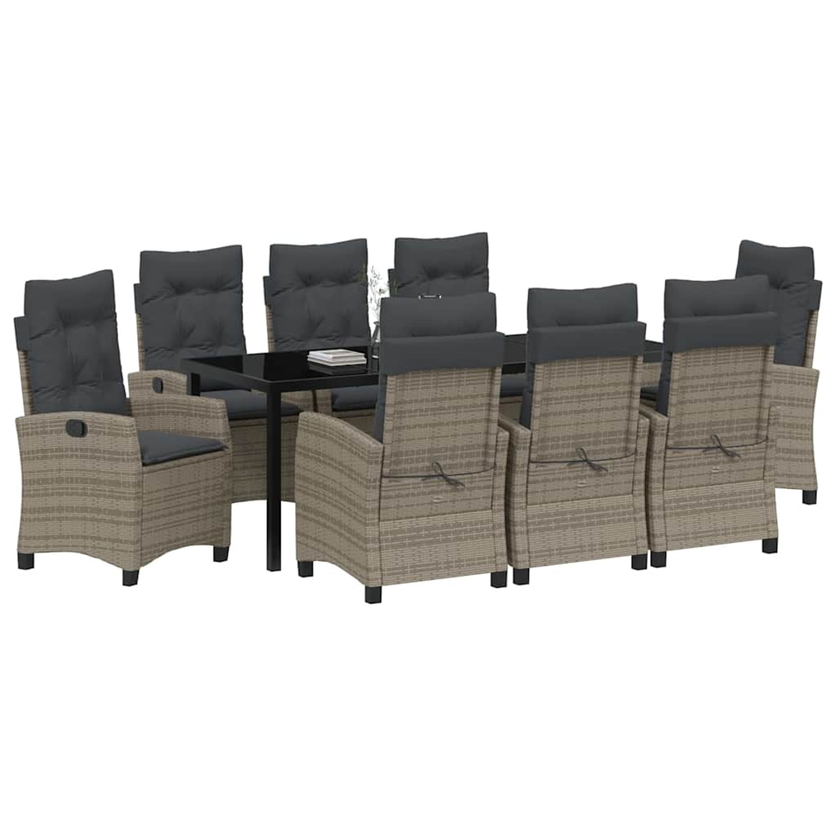 Ein Ess-Set mit einem schwarzen Tisch und acht beigefarbenen Korbstühlen mit grauen Kissen. Die Stühle sind um den Tisch angeordnet.