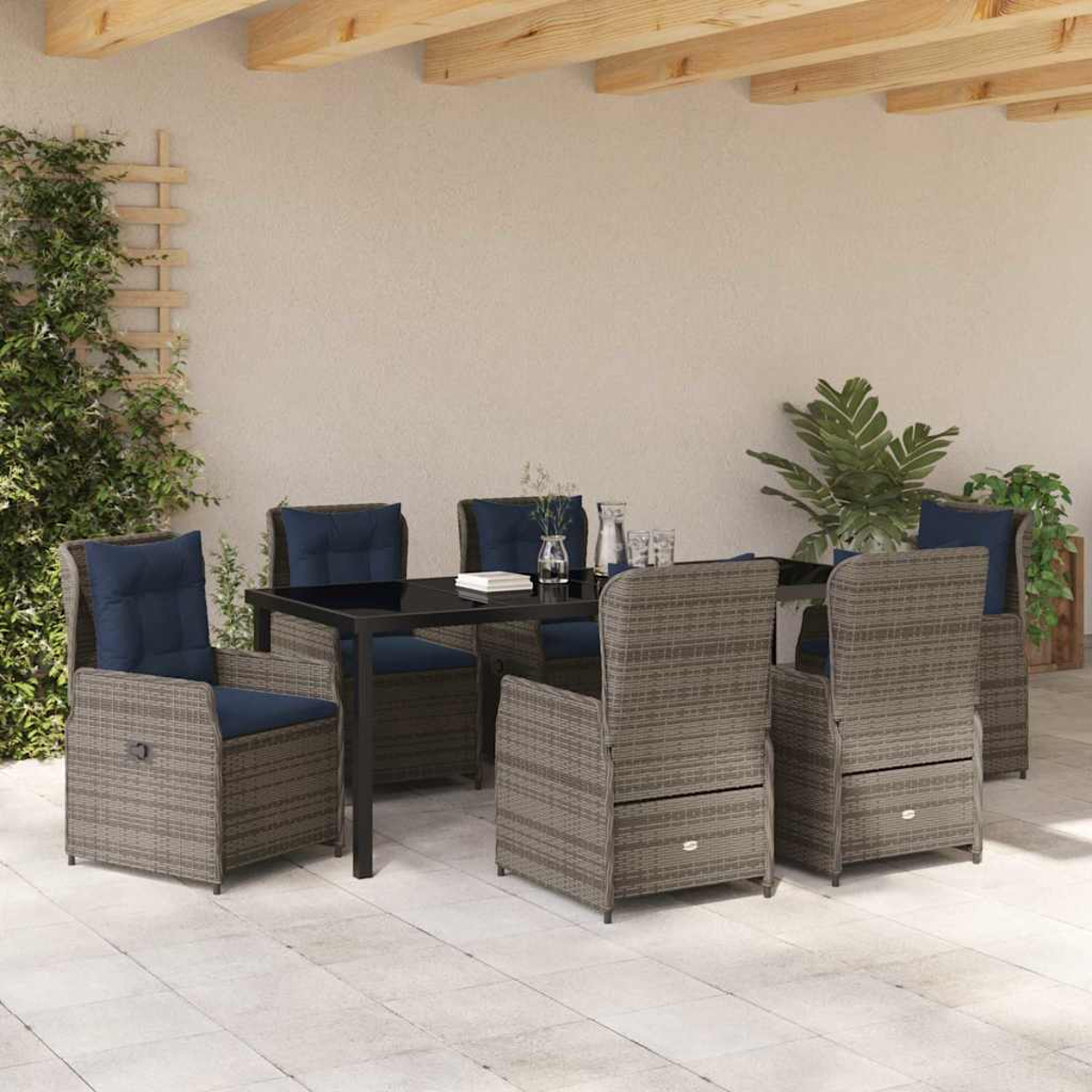 Essgruppe im Freien mit Tisch, sechs Stühlen mit blauen Kissen, Pflanzen und Holzbalken über einer Terrasse.
