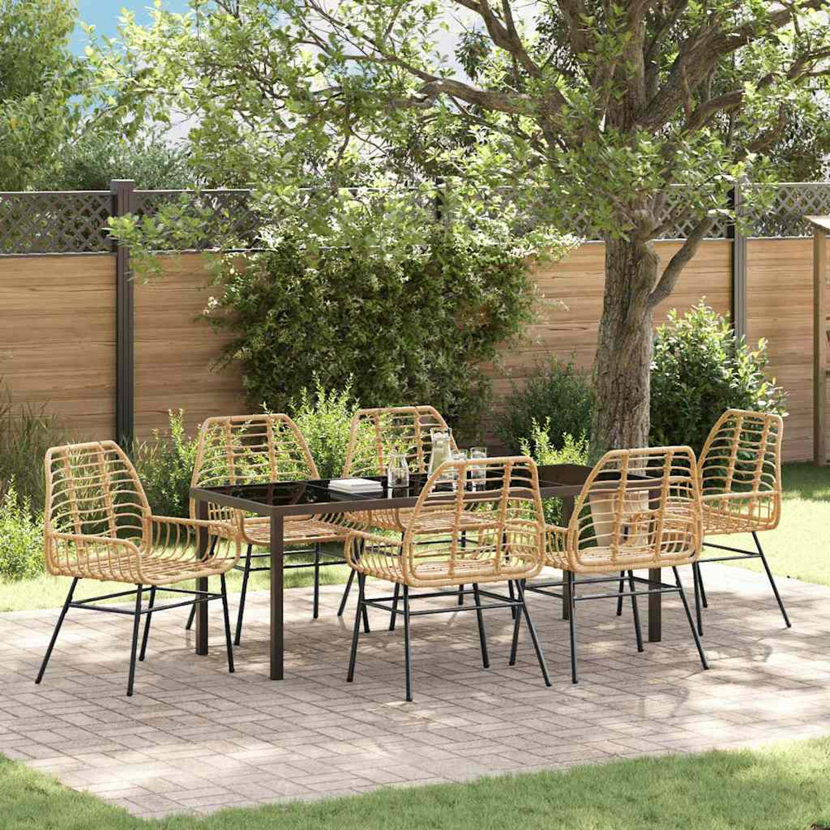 Essgruppe im Freien: ein Tisch mit sechs Stühlen auf einer Ziegelterrasse, umgeben von Grün und einem Holzzaun.