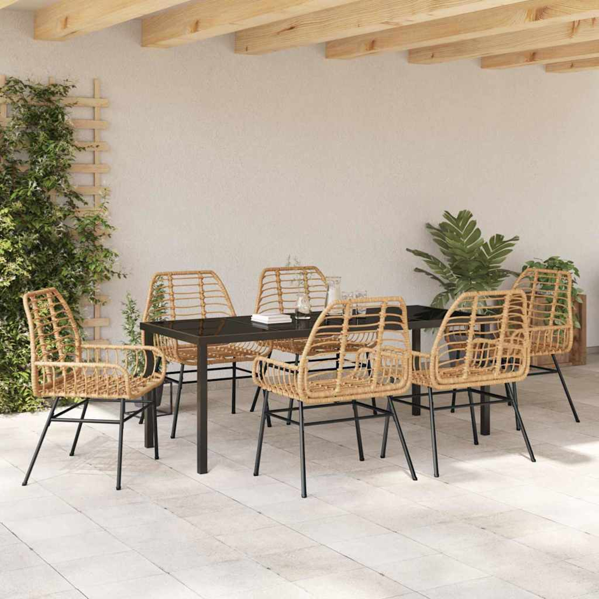 Essgruppe im Freien: schwarzer Tisch, sechs Korbstühle. Grüne Pflanzen an den Seiten. Helle Holzbalken. Weißer Fliesenboden.