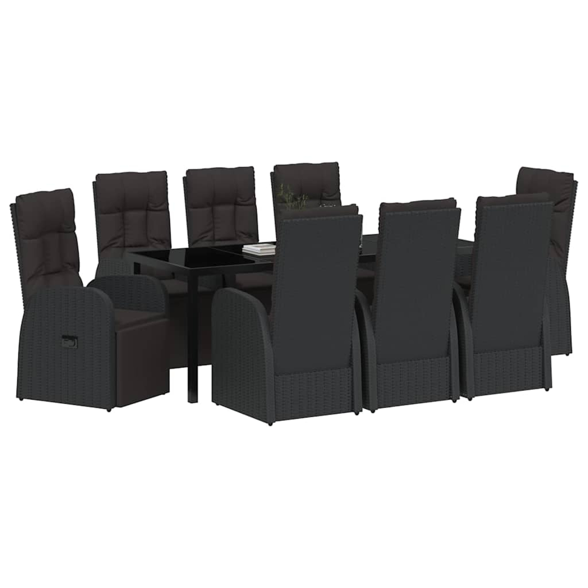 Ein Esstisch-Set mit schwarzem Tisch und acht dunkelgrauen Korbstühlen mit Kissen vor weißem Hintergrund.